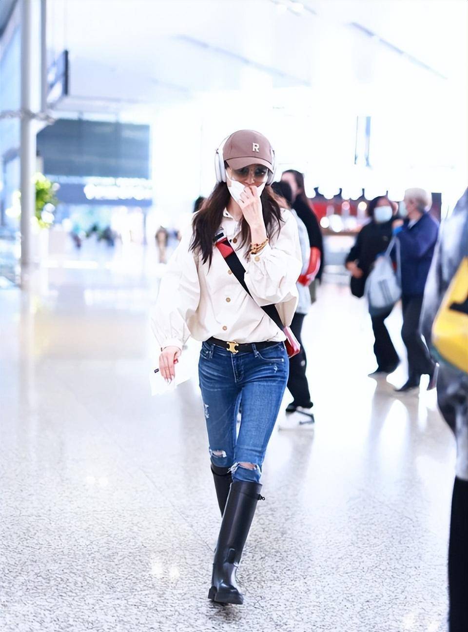 "笑脸"紧身牛仔裤配厚衬衫,张静初俏丽的少女风范!_时尚_生活_女孩子