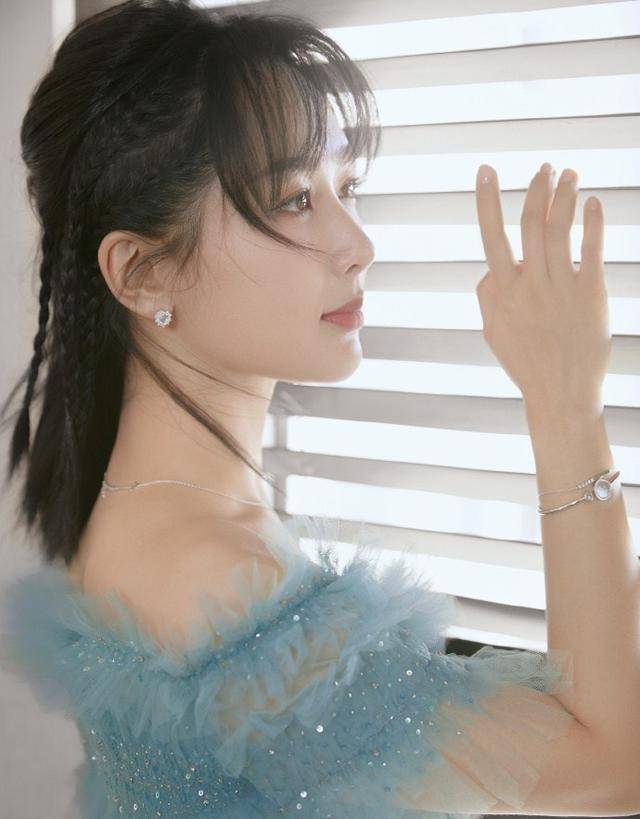杨紫参加活动"炫富",穿7万裙配13万耳钉,这打扮90后小花少见_少女