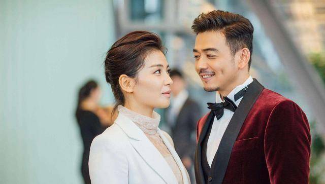 杨烁夫妇深夜现身机场:王黎雯靠丈夫怀中小憩,杨烁胸肌"诱人"_身材