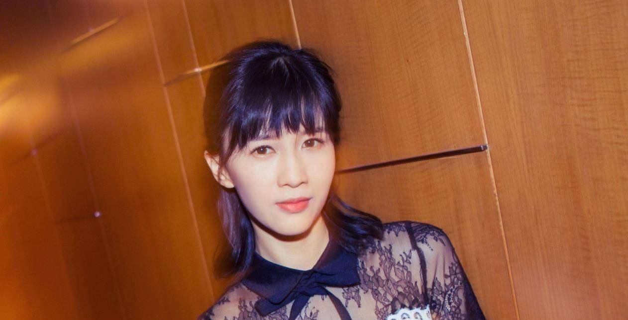 有种"结婚照"叫papi酱,别人都淡妆穿白衬衣,她却与众不同_丈夫_家庭