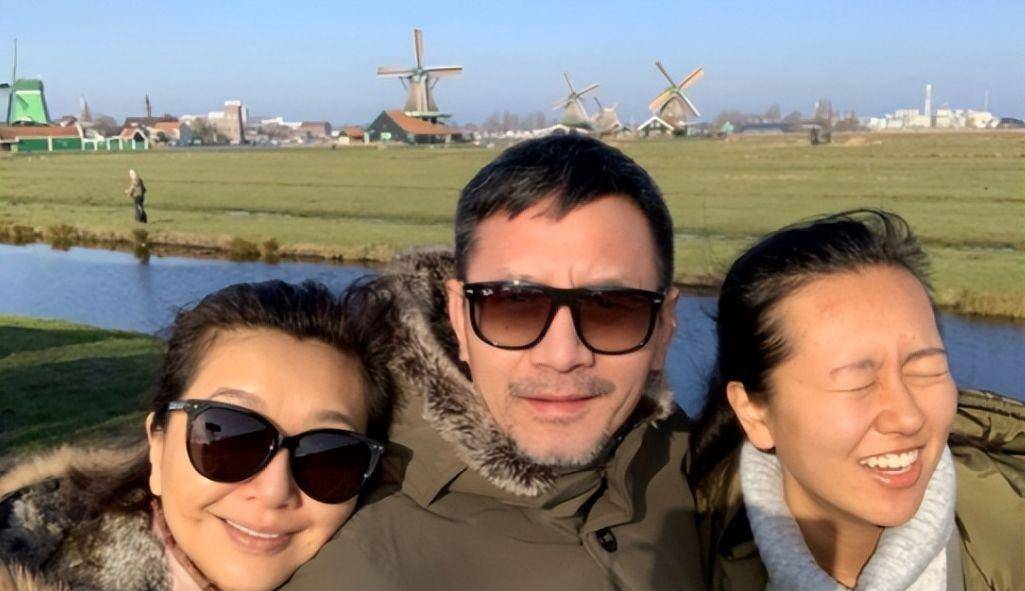 田小洁:干过修车工,离过婚,对继女视如己出,还娶了大美女江珊_因为