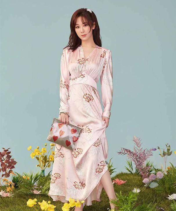 杨紫造型越来越成功了,金色礼服优雅又大方,美得让人惊艳_女性_颜色