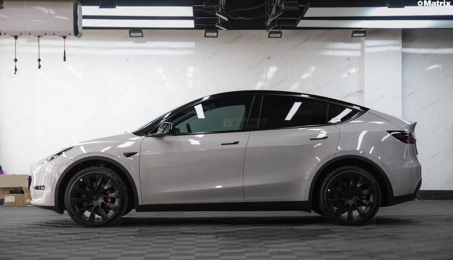 特斯拉modely矩阵改色膜纳多灰浅,赋予了更出众的车身流动感_搜狐汽车