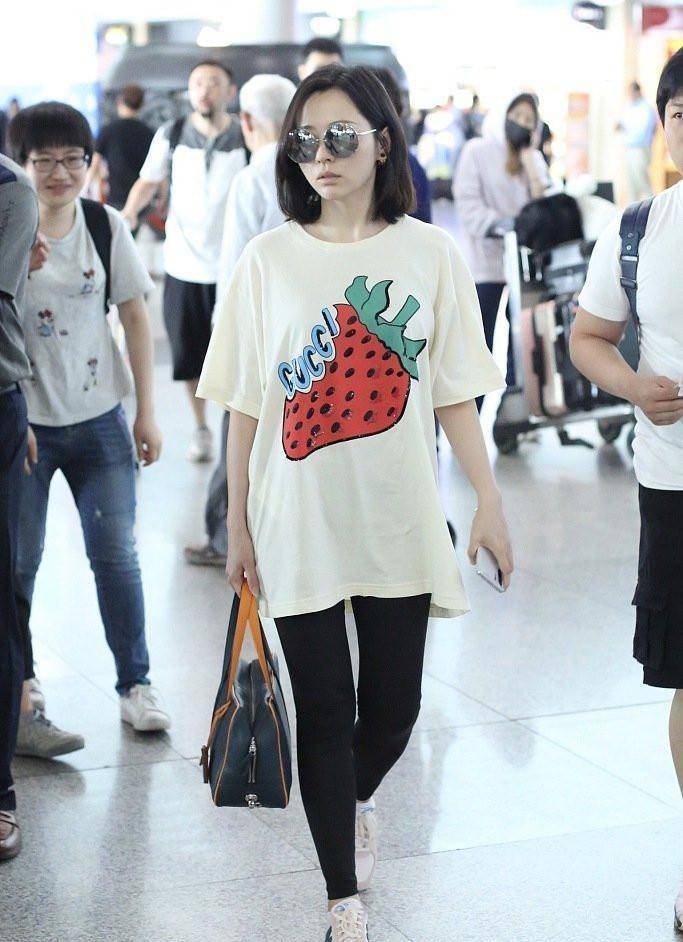 张靓颖私服穿搭素颜出镜,草莓宽松t恤加紧身裤,总体感觉太显胖_显得
