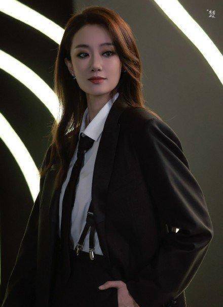 而唐嫣是杨幂的婚宴伴娘团,但唐嫣的婚宴并沒有请杨幂以后三个人的