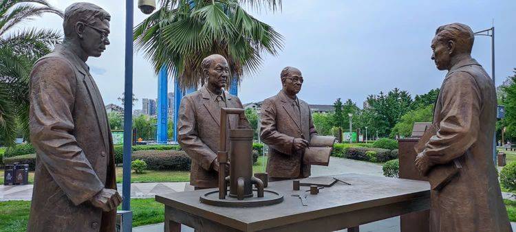 两弹一星功勋雕塑展现:朱光亚,王淦昌,彭桓武,郭永怀4位院士,为我国核