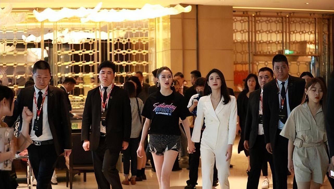 关晓彤和江疏影同框,高挑身材太有气质了,休闲正装都穿得很好_女生_高