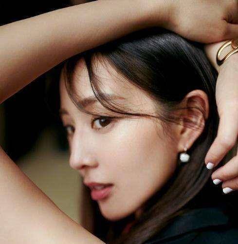 不仅如此,张钧甯的父亲张志铭先生,法学博士,台湾大学社会学系以及