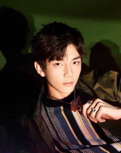 张镐濂近照气质大变样,褪去娘气变阳光型男,棱角分明帅过爸爸_洪欣