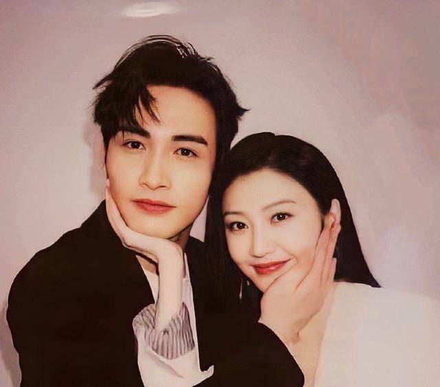 张彬彬的嘴巴比涂了口红的女人还红,和景甜的合照中,张彬彬的嘴巴颜色