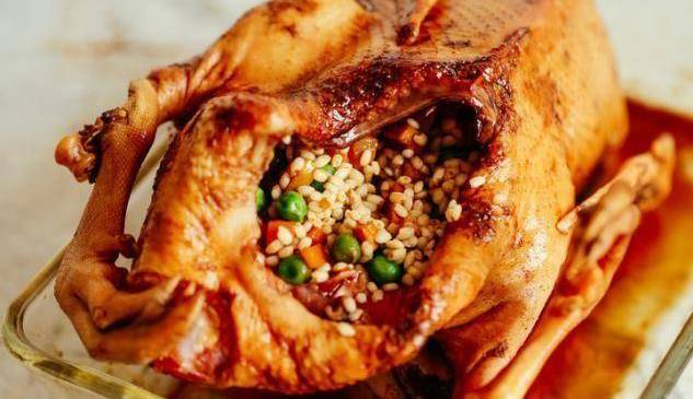 经典年夜菜八宝鸭,吸满汤汁的糯米饭配上鸭肉,美味至极,超营养