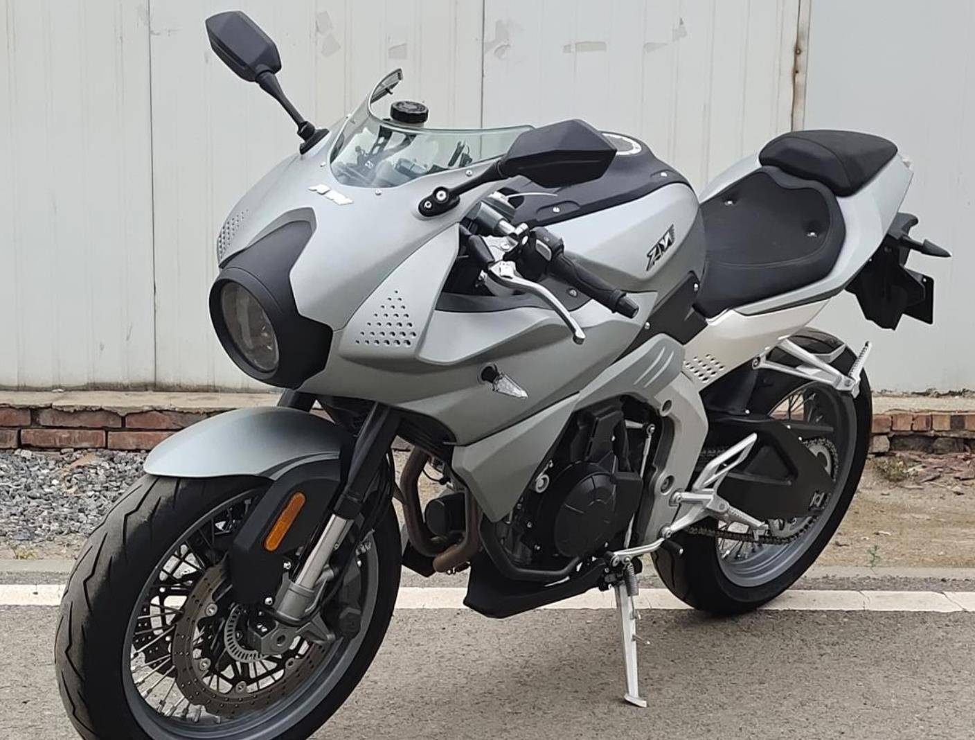 这就是由阿维推出的代号为aw500n的新车,依旧是一款跑车,但是却采用了