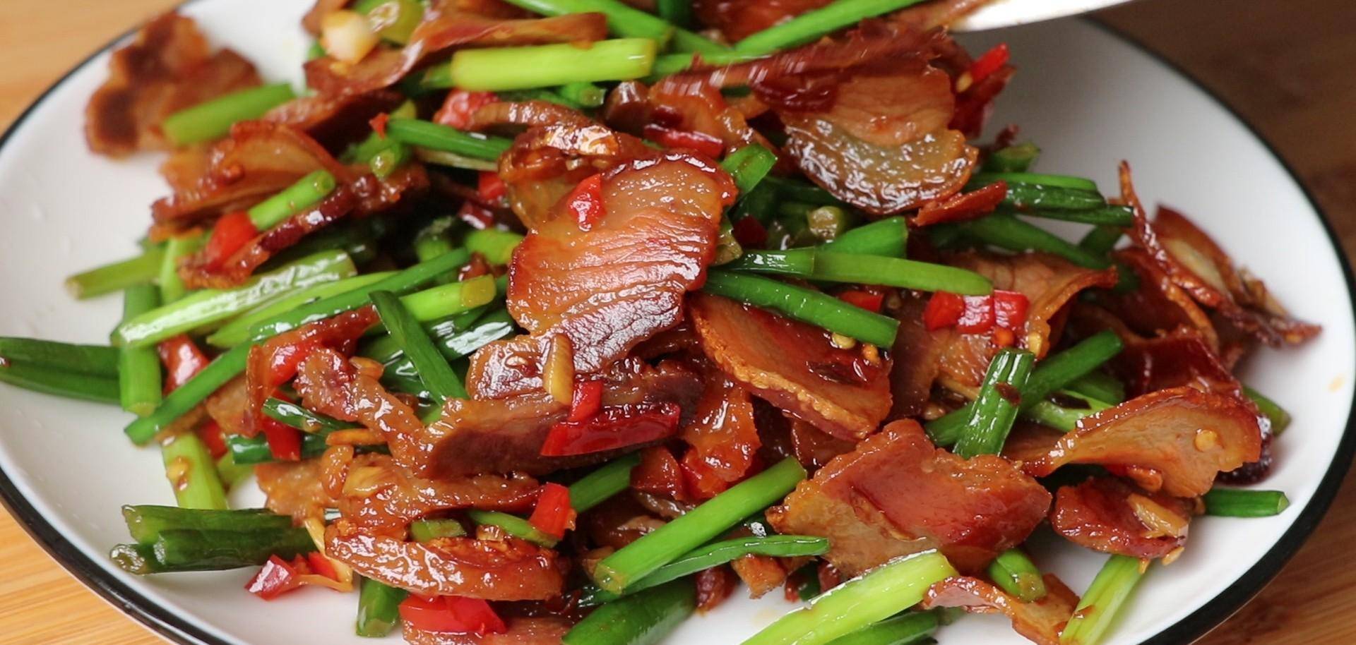 韭菜花和腊肉这样做太香了,不用一滴水,营养美味,比红烧肉好吃_姜丝