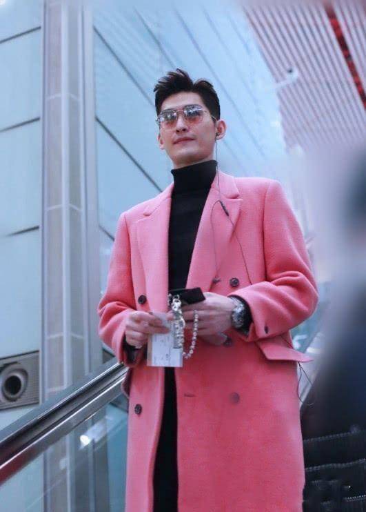 脚踩小白鞋动感十足,行走在机场的张翰