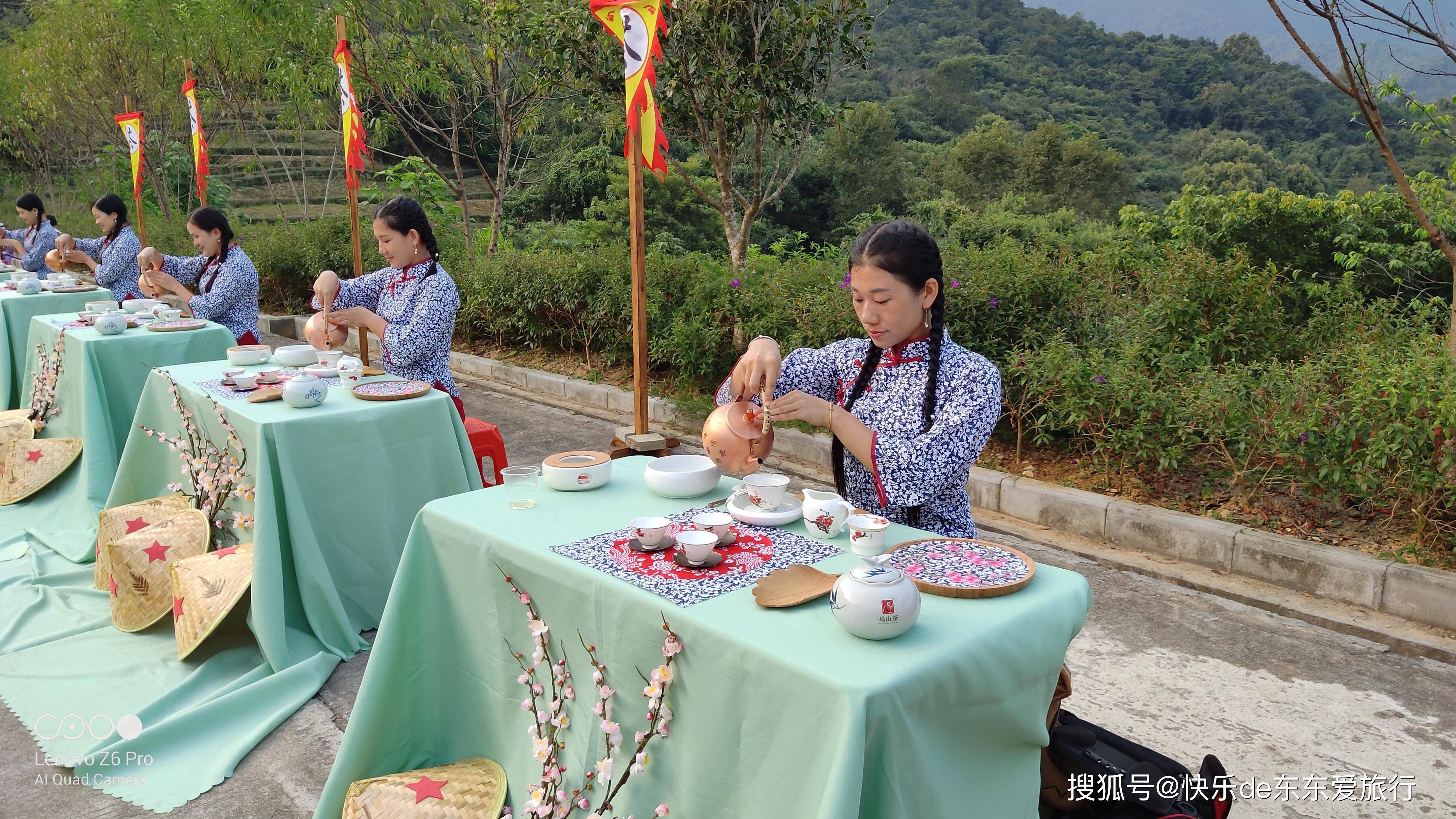 刘沅声大师等人到客家茶文化馆观赏茶上作画,制作擂茶,茶艺表演_刘锐