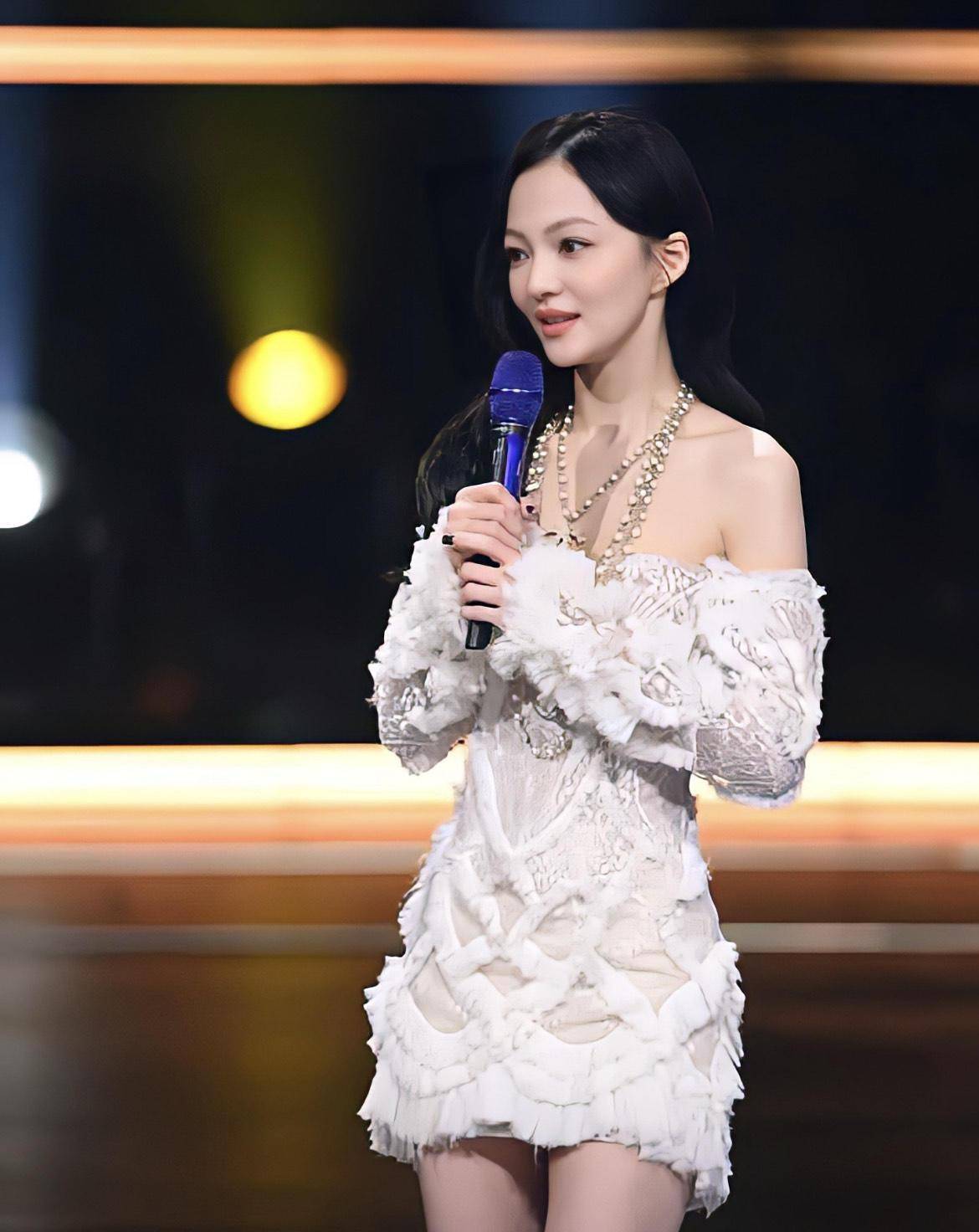 初春火了一种西装,叫张韶涵的"黑西装",一身黑搭配美出新高度_颜色