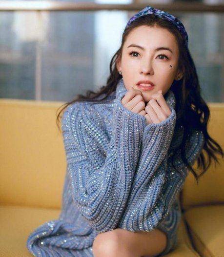 看起来很豪华,像这样的蓝领羊毛版比较宽松,张柏芝看起来很薄,像这样