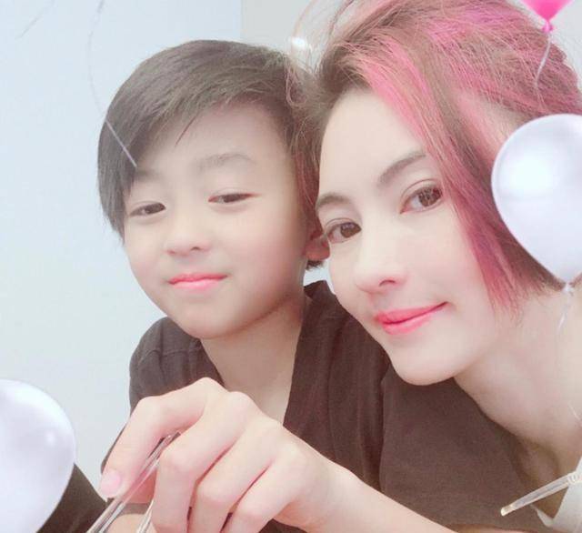 张柏芝公开与次子生活日常,11岁谢振南帅气抢镜,越发像谢霆锋_儿子