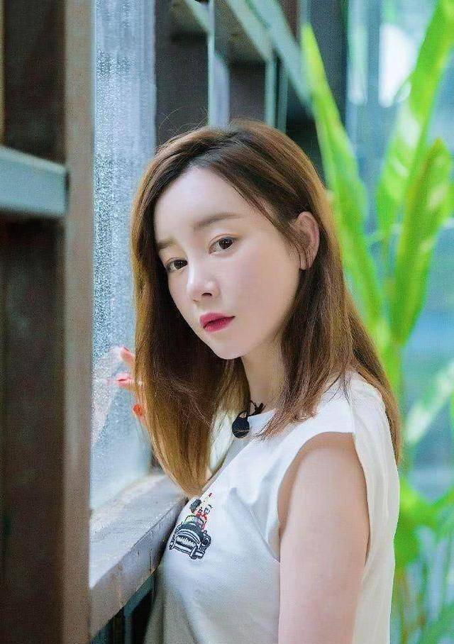 张檬近照清纯动人,与李维嘉合影像极邻家小妹,取出假体美不胜收_气息