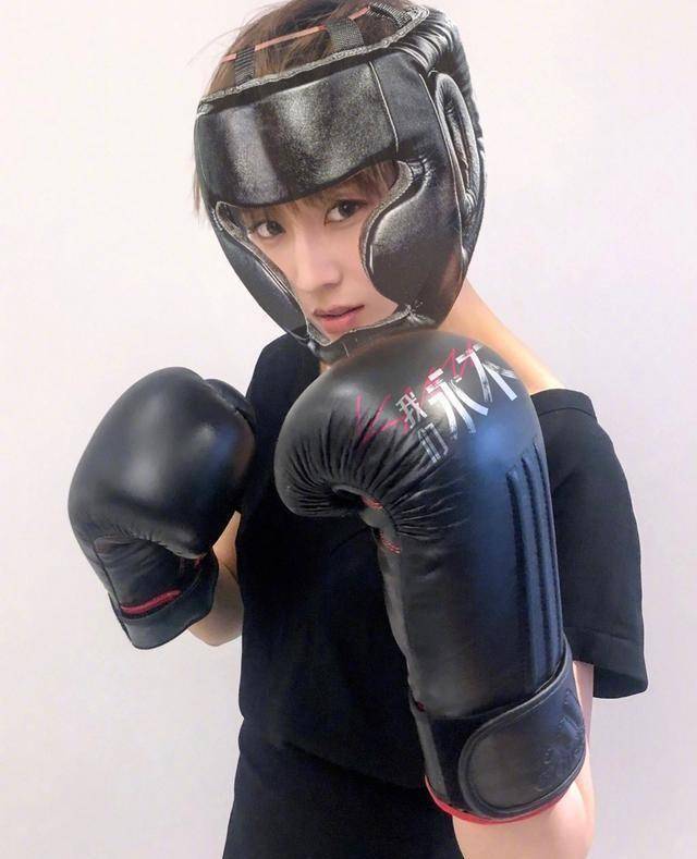 张钧甯晒拳击造型照片,短发女拳王酷飒气场全开_电影_女儿_角色