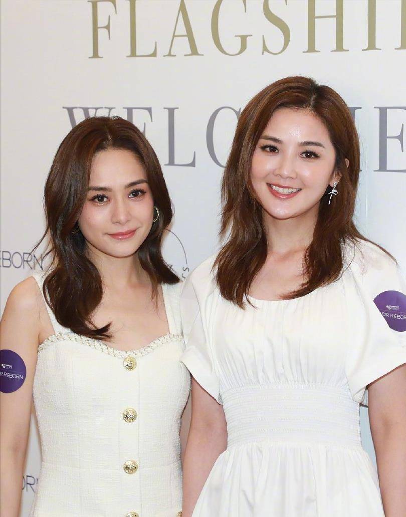 双胞胎阿娇阿sa在活动中高调亮相,白裙少女感十足_白色_时尚_凉鞋