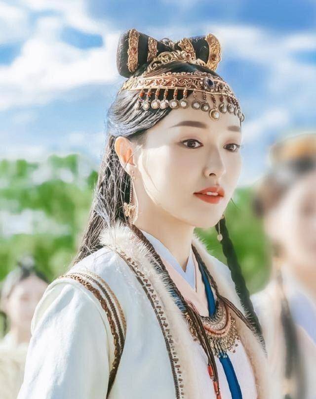 唐嫣穿一身藕粉色裙子,尽显端庄优雅_燕云台_身材_罗晋