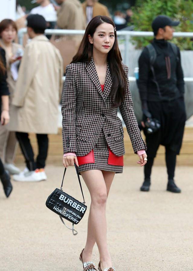 金智秀穿高奢挺有气场,迪奥和burberry穿出不同效果,优点没藏住_时尚