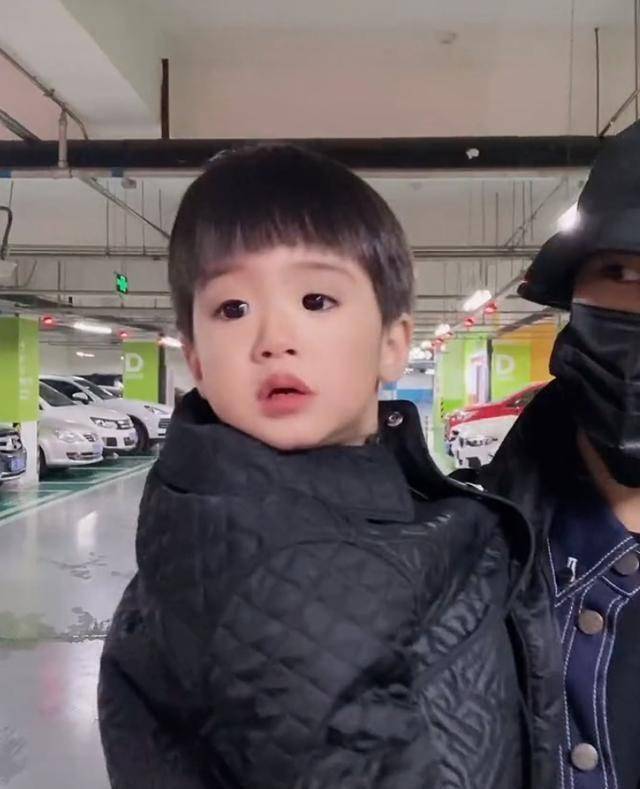 2岁丹尼尔颜值逆天,撞脸多位男星,姜潮:我露脸他瞬间失去光彩_麦迪娜