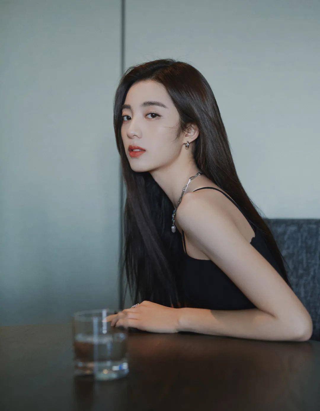 万鹏,屏幕上的彪悍女汉子,现实生活的她,美得让人窒息_观众_角色_少年