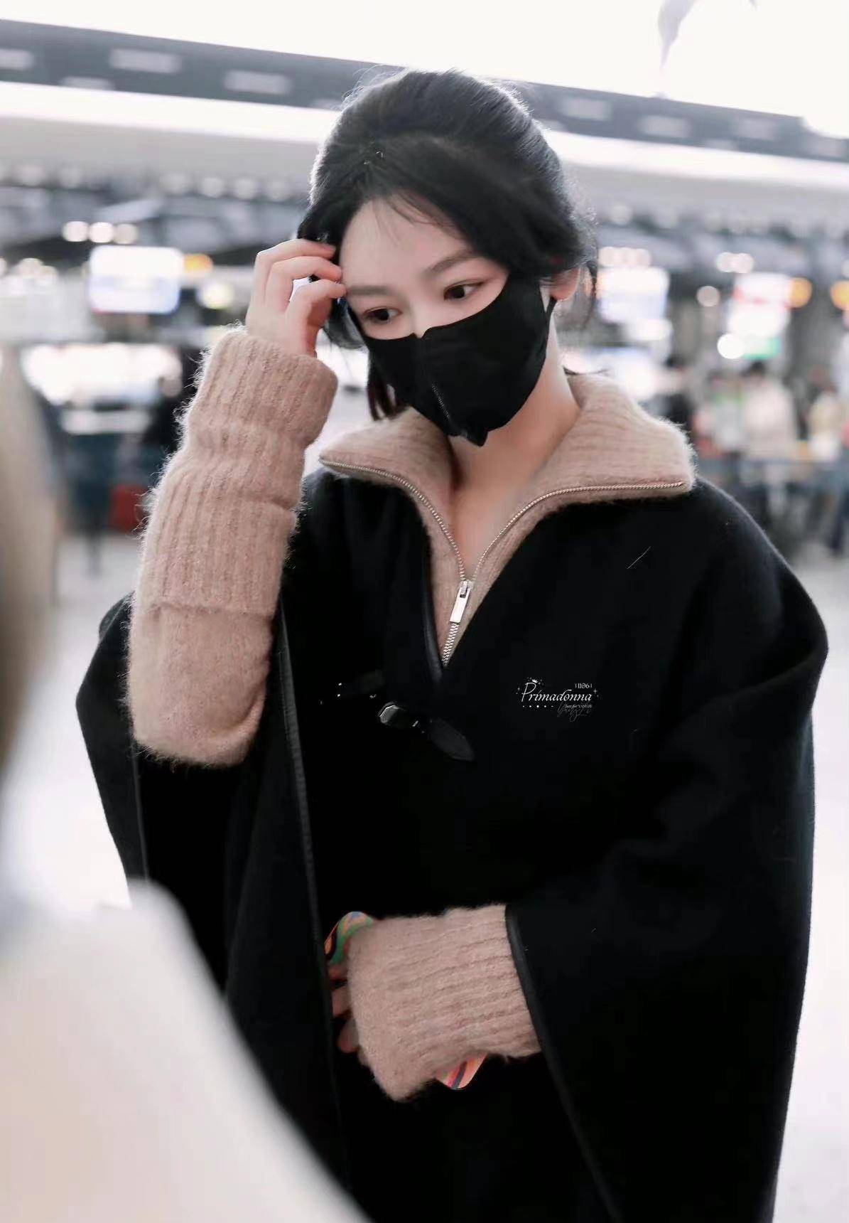 30岁杨紫身穿连帽卫衣搭配大衣现身机场,时尚又优雅!_漂亮_心情_装饰