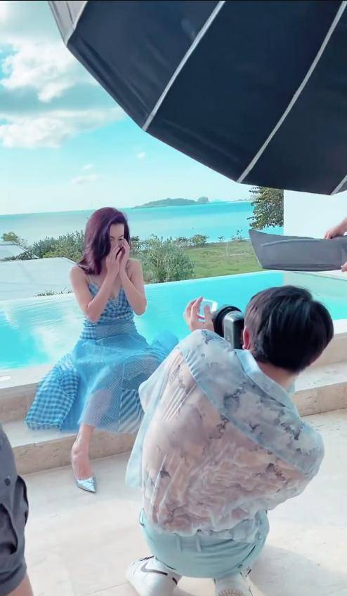 张柏芝穿吊带裙拍大片,腰间游泳圈明显发福严重,全靠颜值在撑_腰部