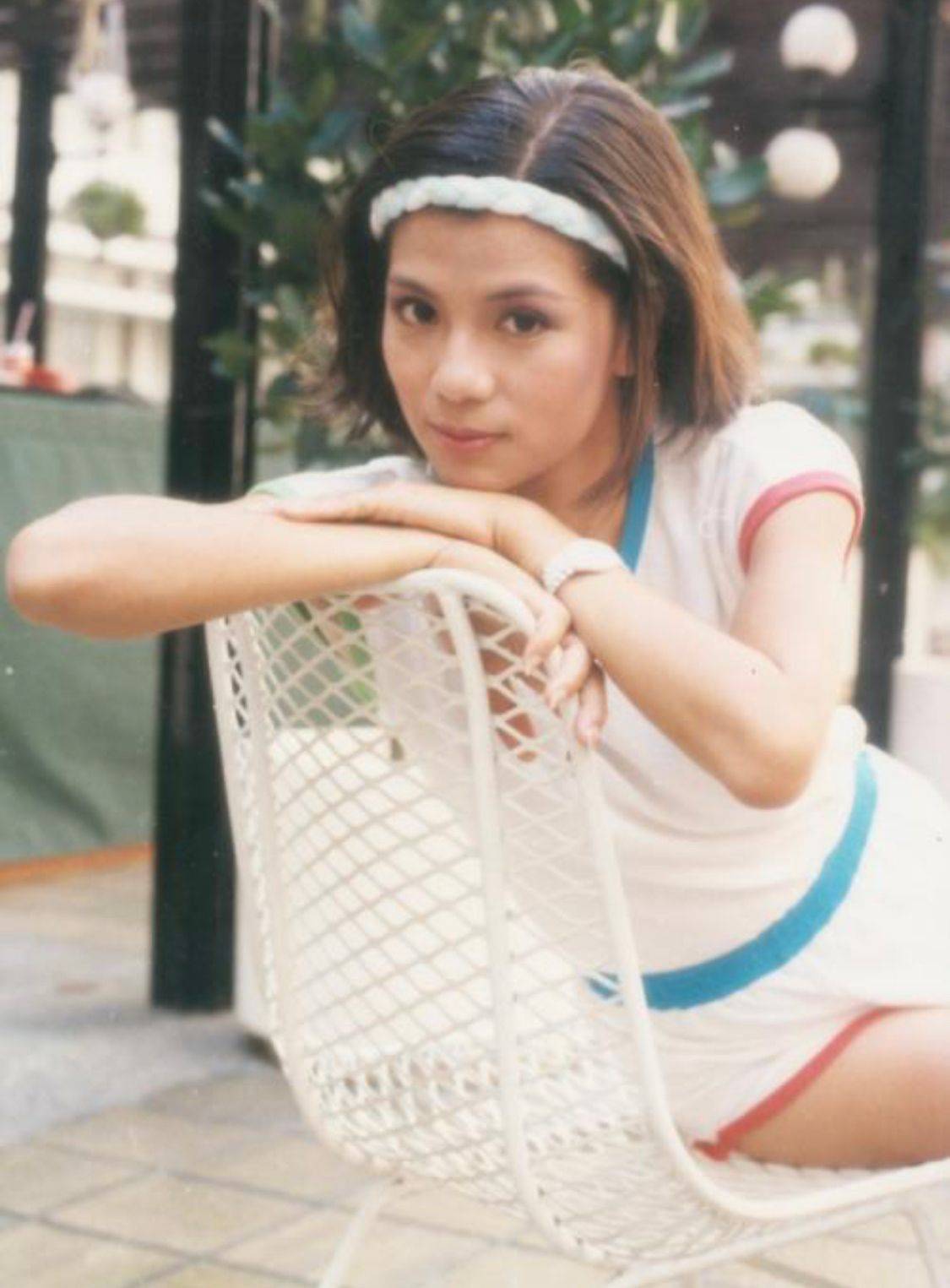 回顾翁美玲的春夏穿搭才发现80年代的香港时尚比现在还洋气