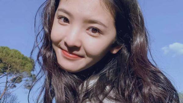 章若楠的颜值登上热搜,章若楠算是耐看型的美女吗?_红色_一身_下图