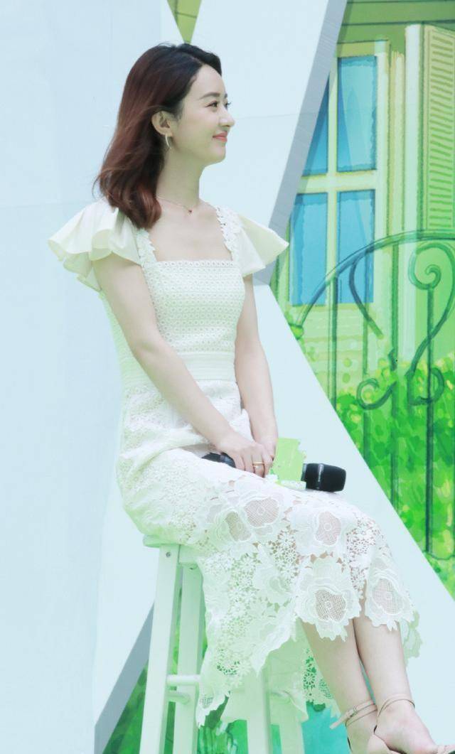 赵丽颖的"小圆脸"真抗老,穿小白裙调皮可爱,30多岁仍能扮仙女_白色
