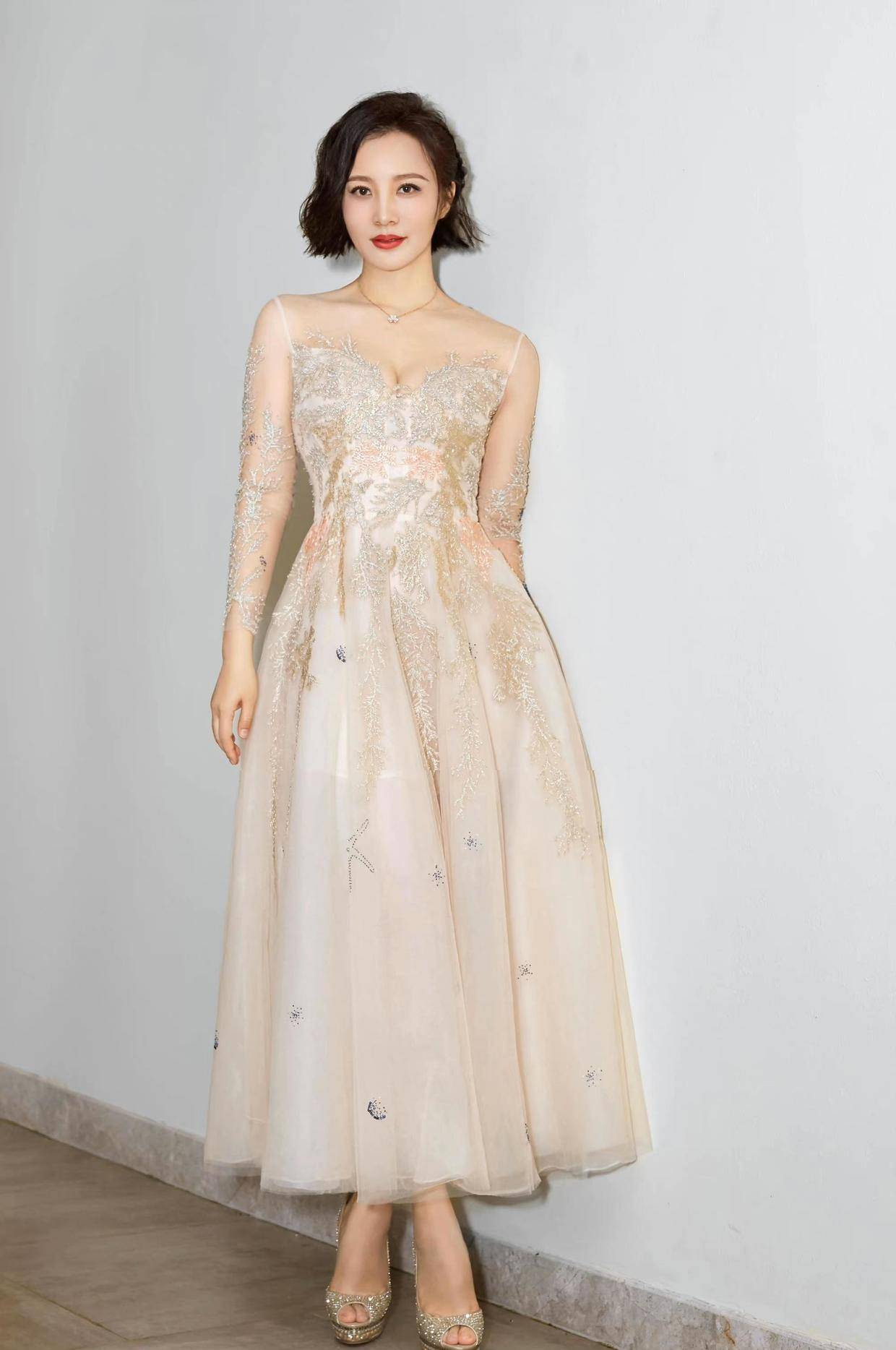 「陶红」一身淑女模样,身穿红色蕾丝长裙卷发,丰盈妩媚_连衣裙_时尚