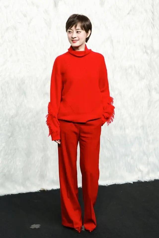 孙俪的人品真的很优秀,别人穿红色很容易俗气,她却穿得很亮眼,奢华