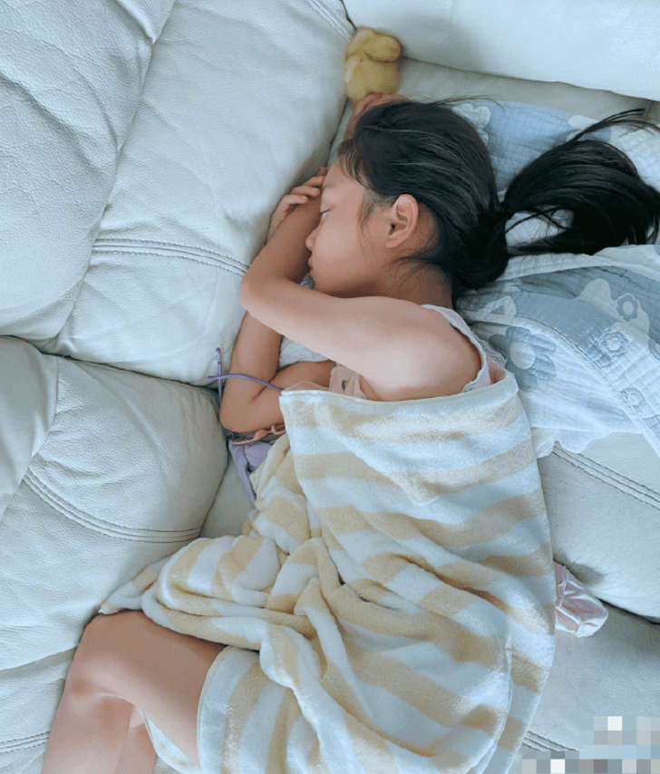 67李小璐晒甜馨近照,8岁甜馨化身"鸭妈妈",侧颜好似贾乃亮_复合