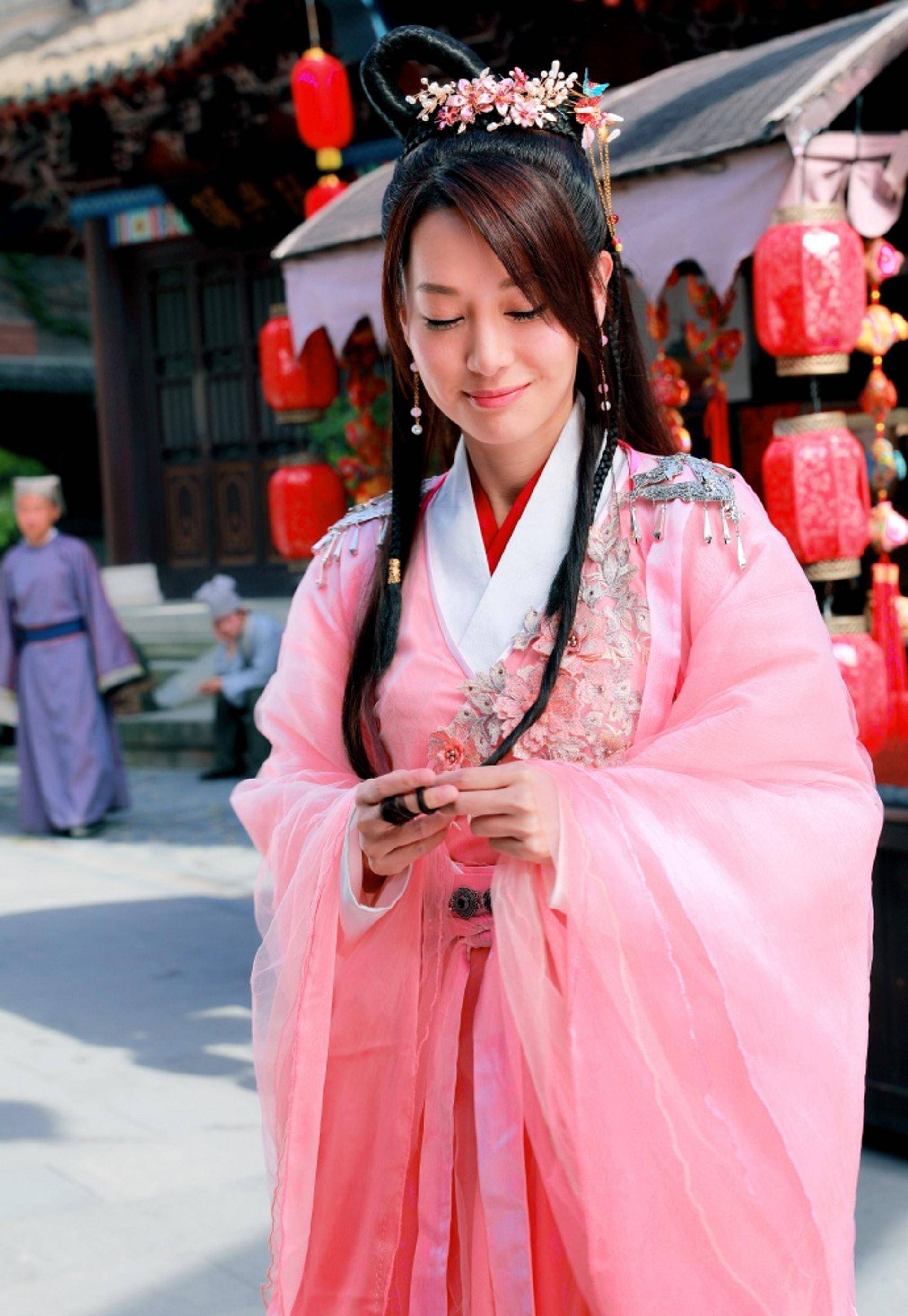 早前从徐子珊的社交网可以看到她的古装扮相依旧仙气迷人,戏内还与男