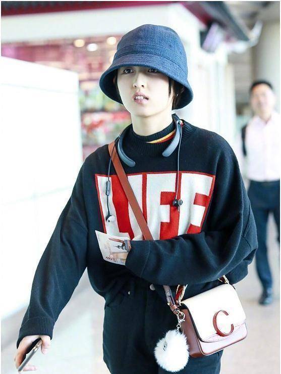 张子枫紫蓝色外套 黑色休闲裤,既青春时尚,秋季温暖的酷girl_妹妹