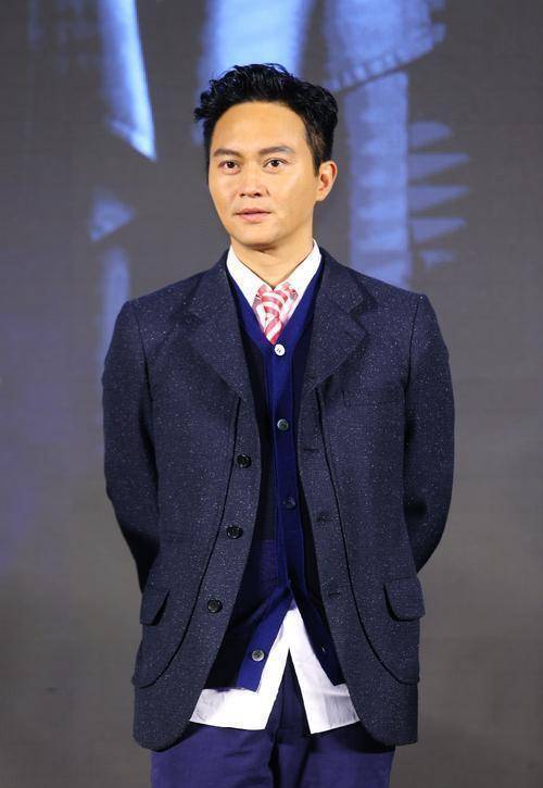 刚刚出道的张智霖,凭借着自己改编的歌曲,入选了当年香港非常权威的