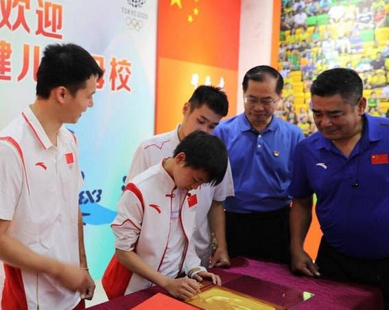 全红婵再回母校成颁奖嘉宾,照片挂在母校荣誉墙_艾森_广州_人气