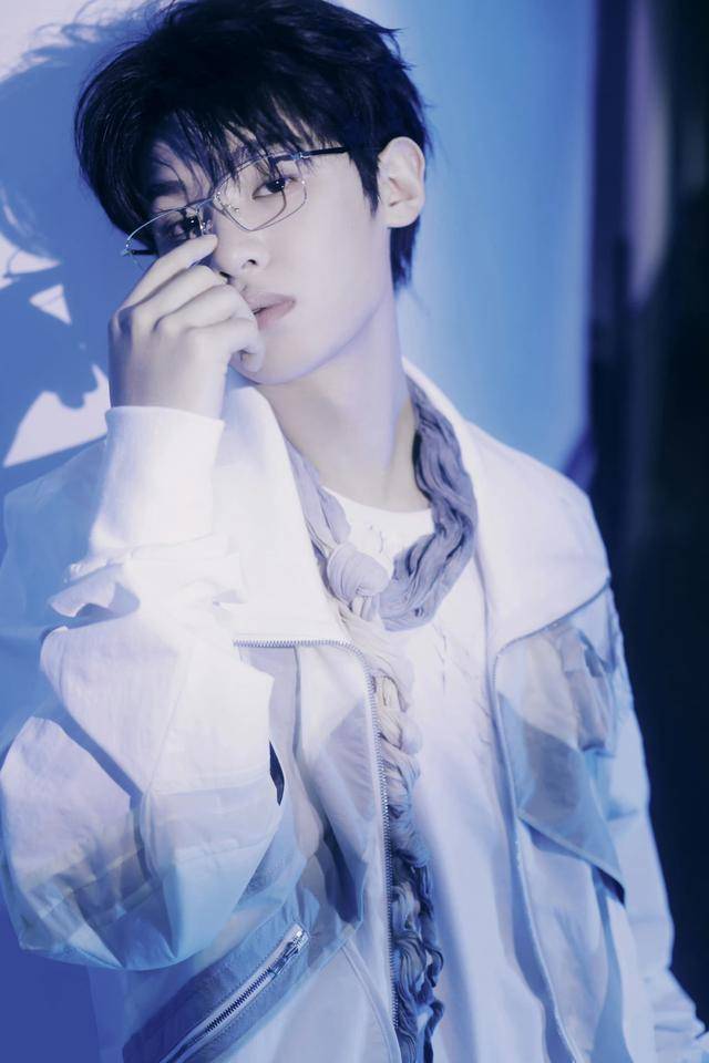 justin这组写真好有天才少年侦探那味儿_黄明昊_紫色_灯光