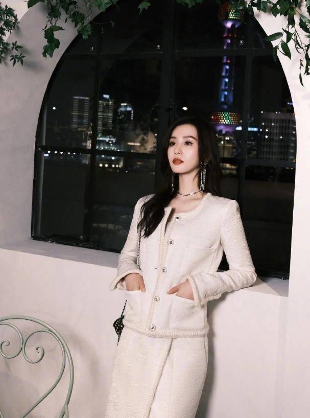 刘诗诗最新大片,白色小香风干净减龄,垂肩耳坠时髦又洋气_造型_时尚