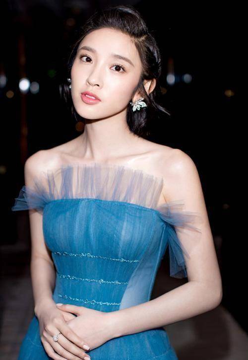 张若昀唐艺昕大婚,井柏然抢到捧花给马思纯,网友好像发现了什么_婚礼