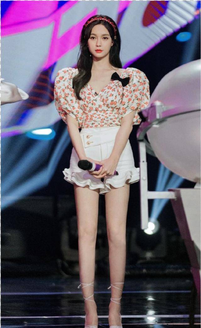 沈梦辰跳女团舞秀美腿,舞动时大腿肉在颤抖,被质疑做了腿部抽脂_网友