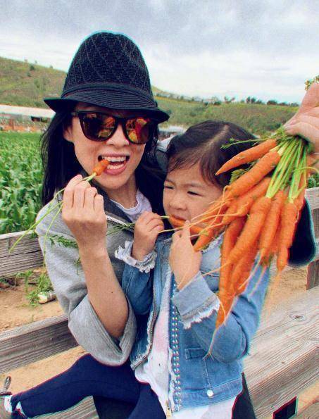 章子怡晒儿子满月照:肉乎乎的小脚好可爱,脚掌没有妈妈巴掌大_家伙