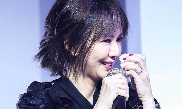 孙燕姿晒大肚照,修图痕迹太明显,对比舞台照原来修了这个地方_体重