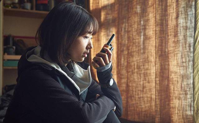 丧尸片《活着》上映,刘亚仁朴信惠主演,惊悚灾难片的人性温度_妻子