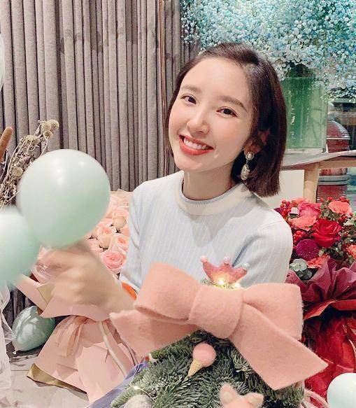 如今又有了女儿,让不少人都很期待唐艺昕的复出,近日在家照顾宝宝