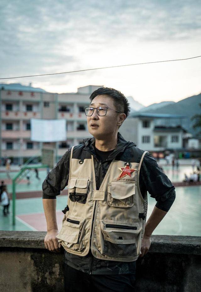 "林永健拿着自己的简历去见副导演,副导演看着他手里的简历委婉地跟他